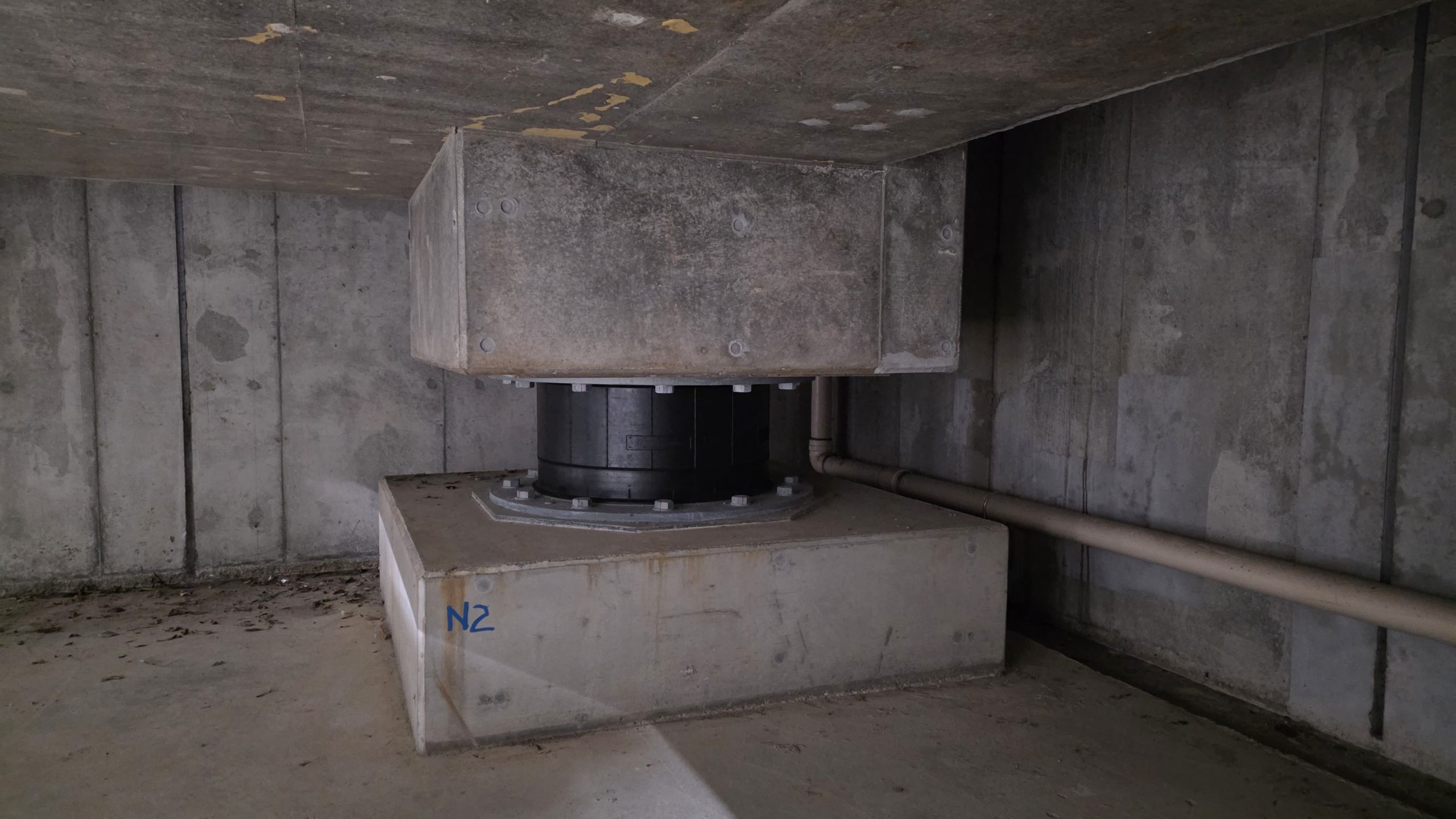 LRB（鉛プラグ入り積層ゴム）の設置状況