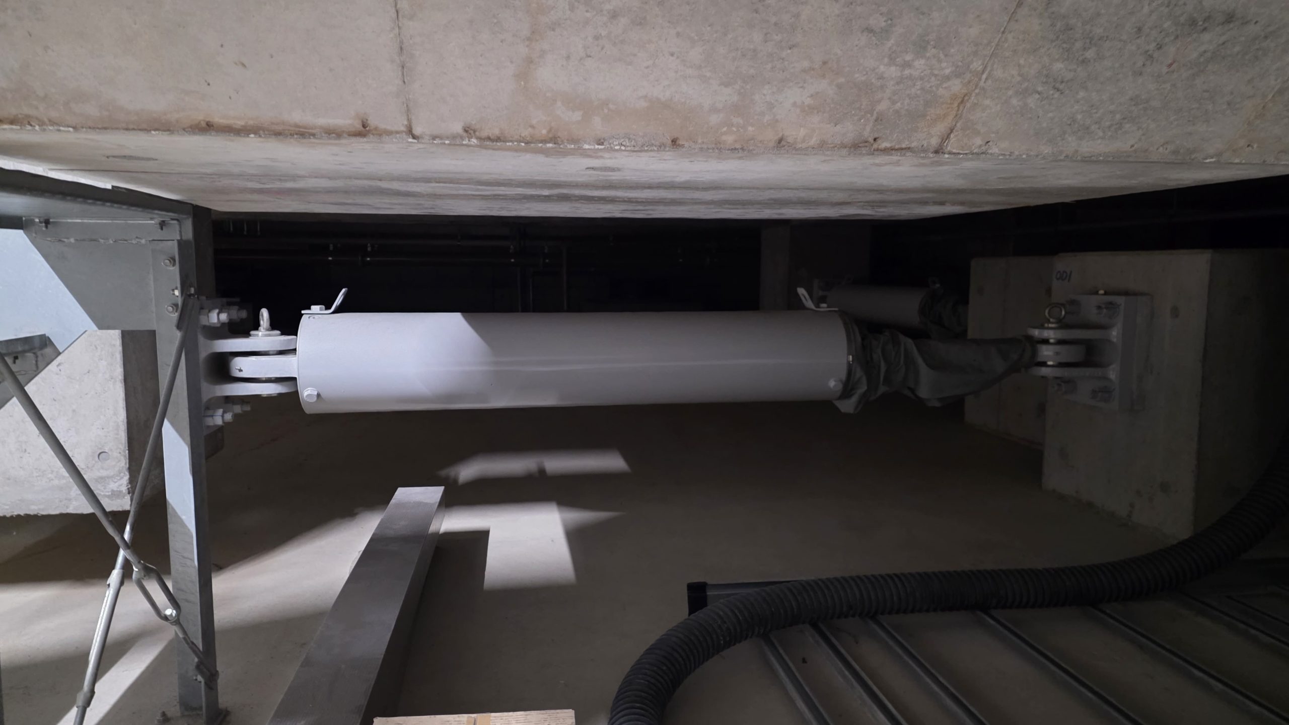 建物の揺れを抑える粘性ダンパー