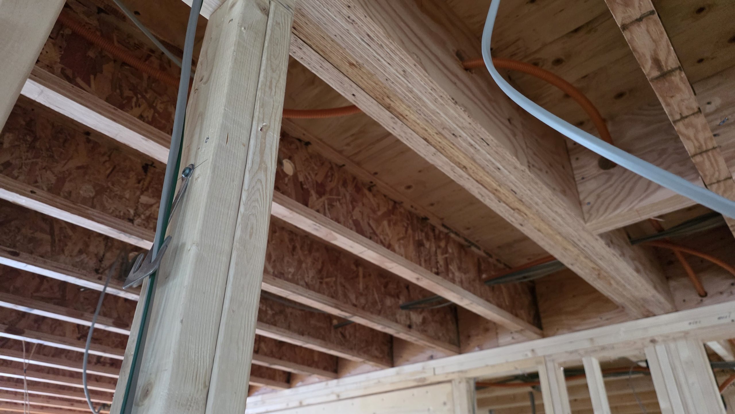 木造2×4の躯体施工中の現場