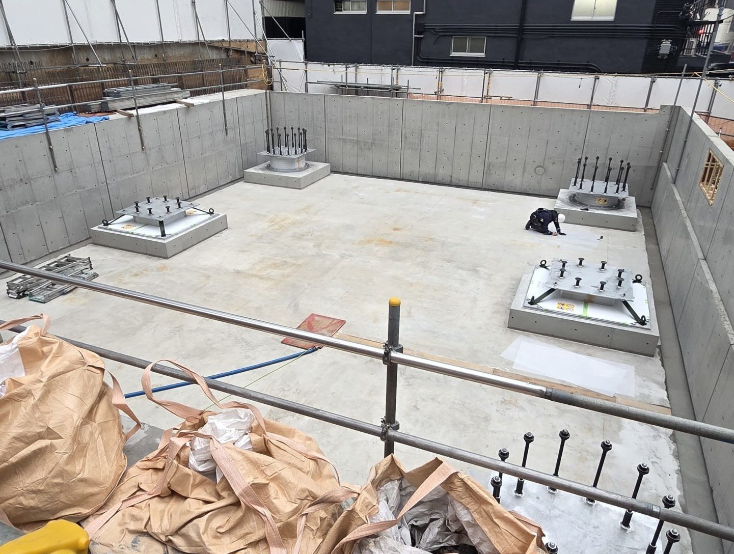 免震装置据付中の現場風景