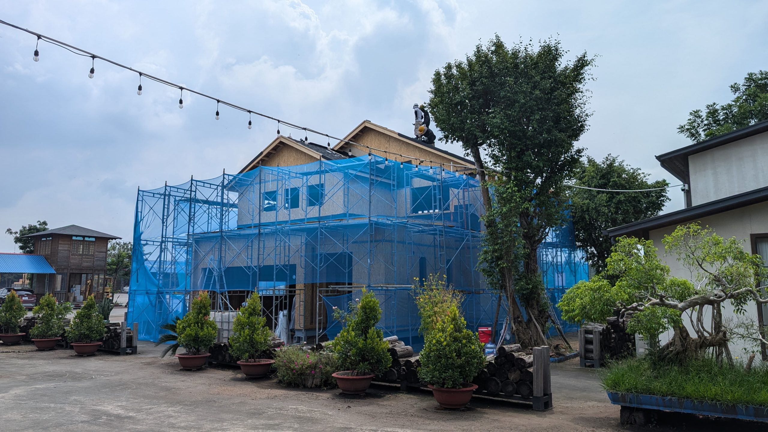 ベトナムで建築中の日本の木造建築